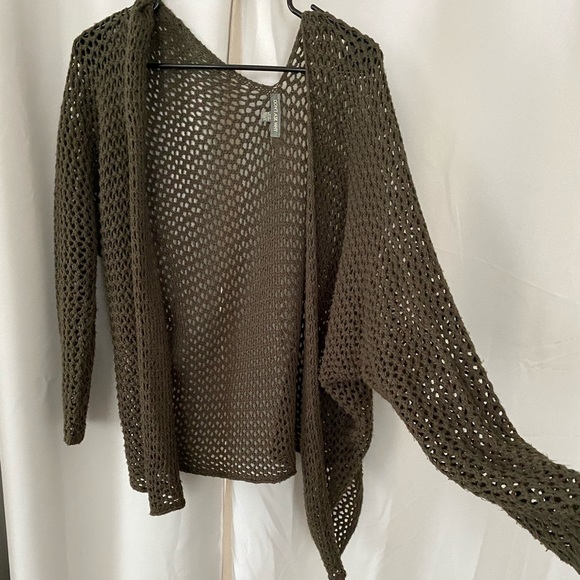 3 for $30 🌼 Dark Green Cardigan - Picture 3 of 6